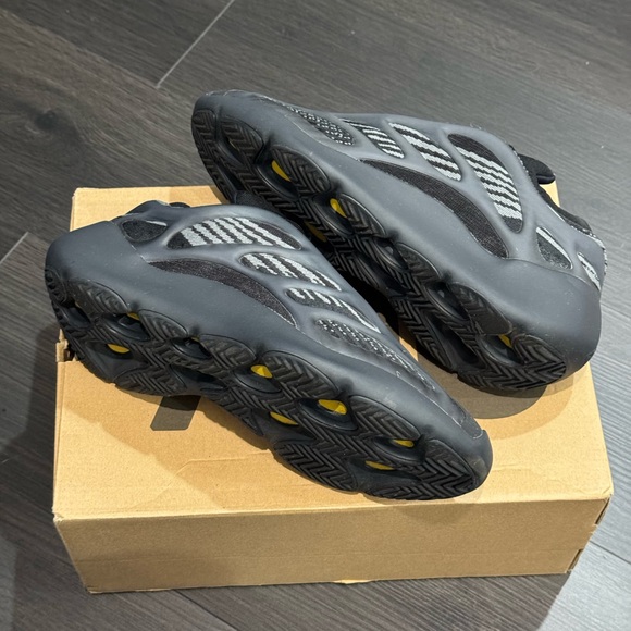 Adidas Men’s Black on Black Yeezy’s - Picture 7 of 10